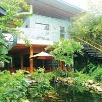 Trong điều kiện nhà vườn, biệt thự có khuôn viên rộng thì hồ cá chính là mặt nước đóng vai trò giải nhiệt, tạo cảnh quan rất hữu dụng cho công trình
