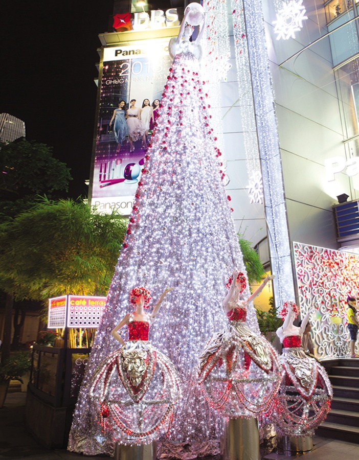 Tòa nhà Saigon Centre rực sáng cả một góc đường
