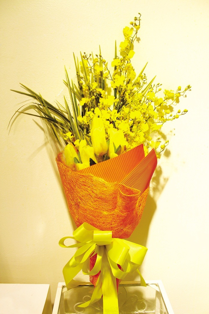 Kết hợp hoa tulip vàng với lan vũ nữ vàng hay những cành hoa đầu xuân