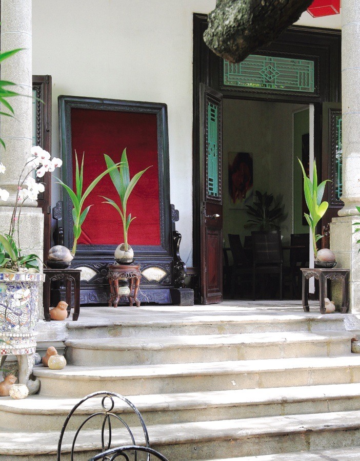 Trong nếp nhà truyền thống, giữa nhà và sân vườn, hàng hiên, bao cảnh luôn có quan hệ hỗ trợ, nương tựa vào nhau, dẫn dắt và che chắn hợp lý