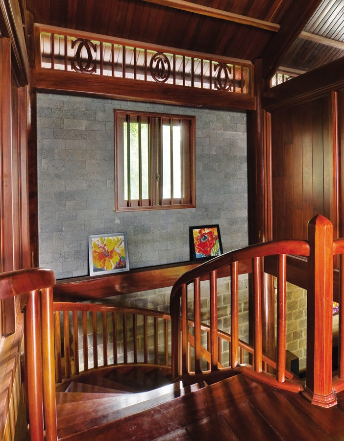 Dù cầu thang trong nhà hay ngoài trời vẫn có thể dùng chất liệu mộc mạc như một cách đem thiên nhiên vào gần hơn không gian sống
