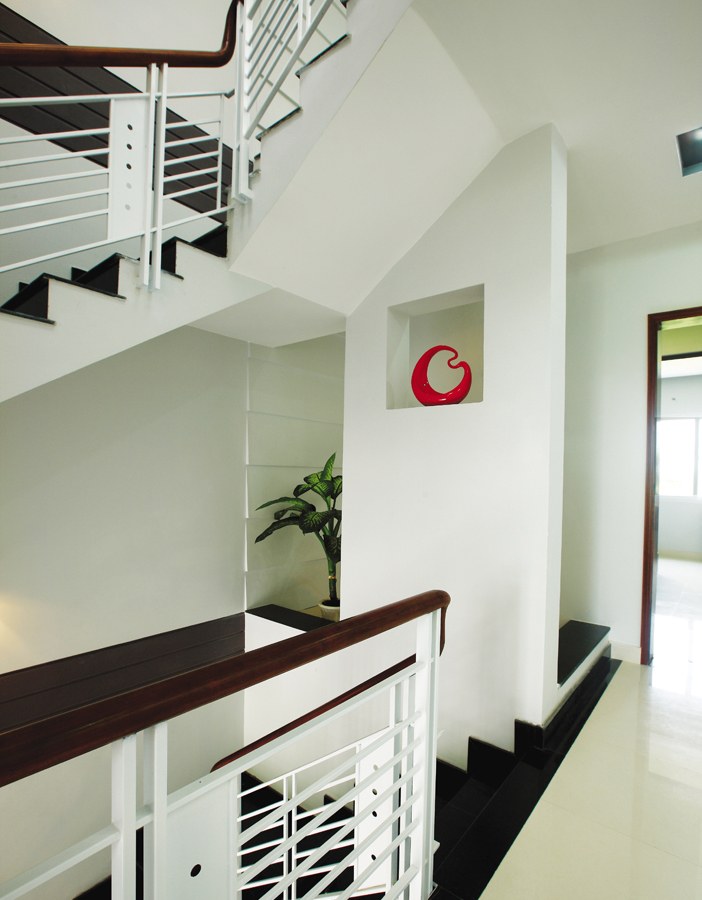 Bố trí chiếu sáng mặt bậc hợp lý, đổi chất liệu ốp lát bậc thang... là những cách thức gia tăng khí và dẫn dắt lối đi hiệu quả, tiết kiệm