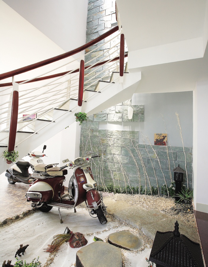 Có nhiều cách xử lý gầm thang nhưng cơ bản là giảm âm tăng dương, trang trí nhẹ nhàng, sáng sủa, thậm chí tối giản