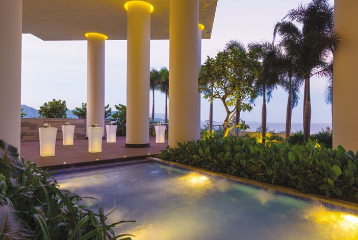Aqualine Bar bên hồ bơi ngoài trời