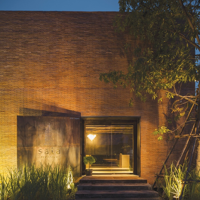 Lối vào khách sạn với cây sala bên cạnh