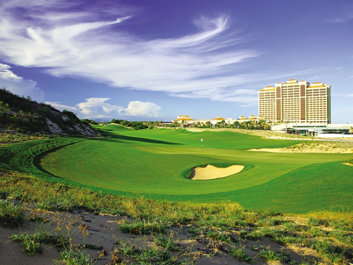 Toàn cảnh khách sạn nhìn từ phía sân golf