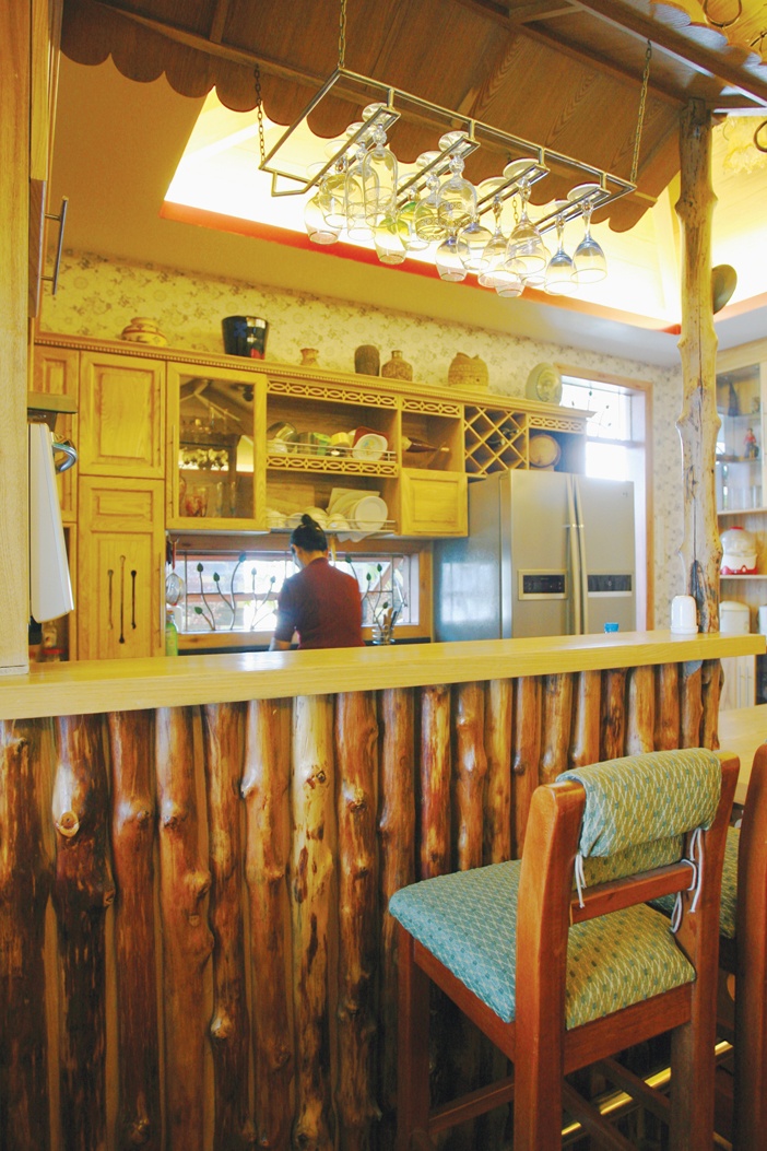 Một quầy bar nhẹ nhàng bằng các thân cừ tràm ghép lại sẽ là điểm trang trí hữu dụng và che chắn tốt cho gian bếp của một gia đình trẻ