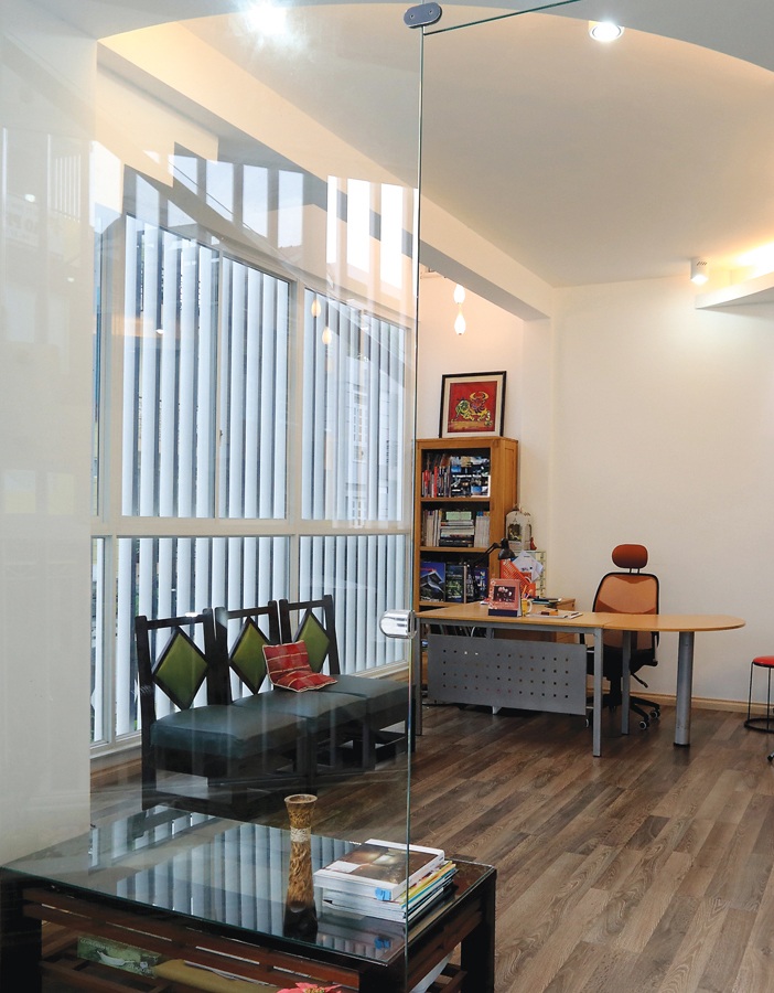 Khoảng trống trước bàn làm việc (tiểu minh đường) giúp gia chủ “dễ thở, dễ nhìn, dễ giao tiếp” hơn