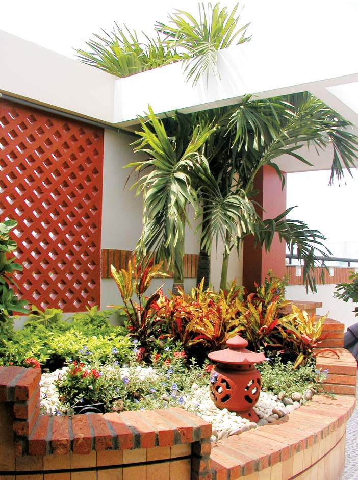 Sống trên cao, làm sao hài hòa? 3 Cư dân vẫn luôn ưa chuộng nhà phố một phần vì có thể tổ chức trên ban công, sân thượng nhà mình những mảng sinh hoạt đời thường gần gũi cây xanh, nắng gió