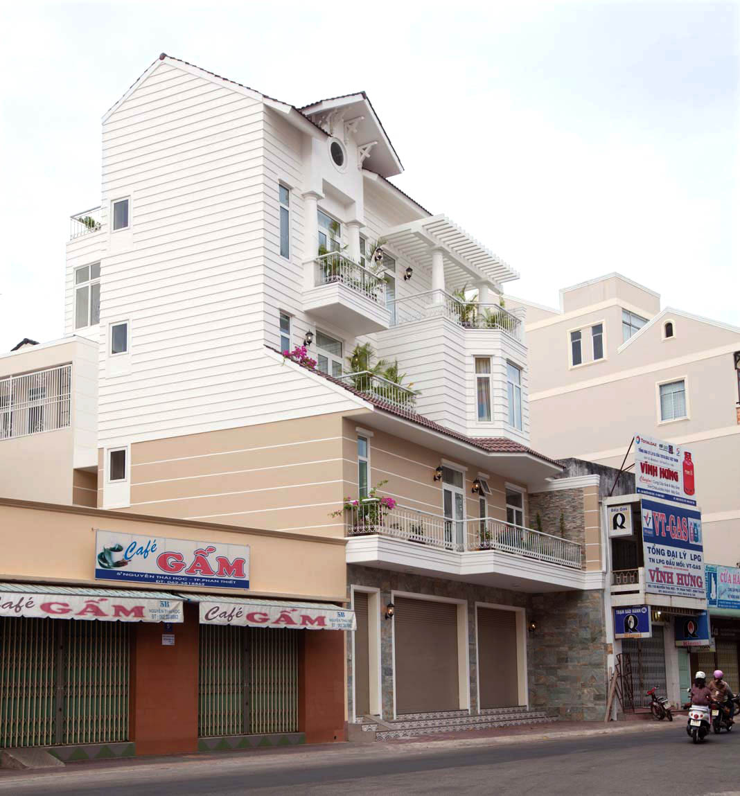 ngoi-nha-moi-o-thanh-pho-bien-nha-pho-180-2013-1