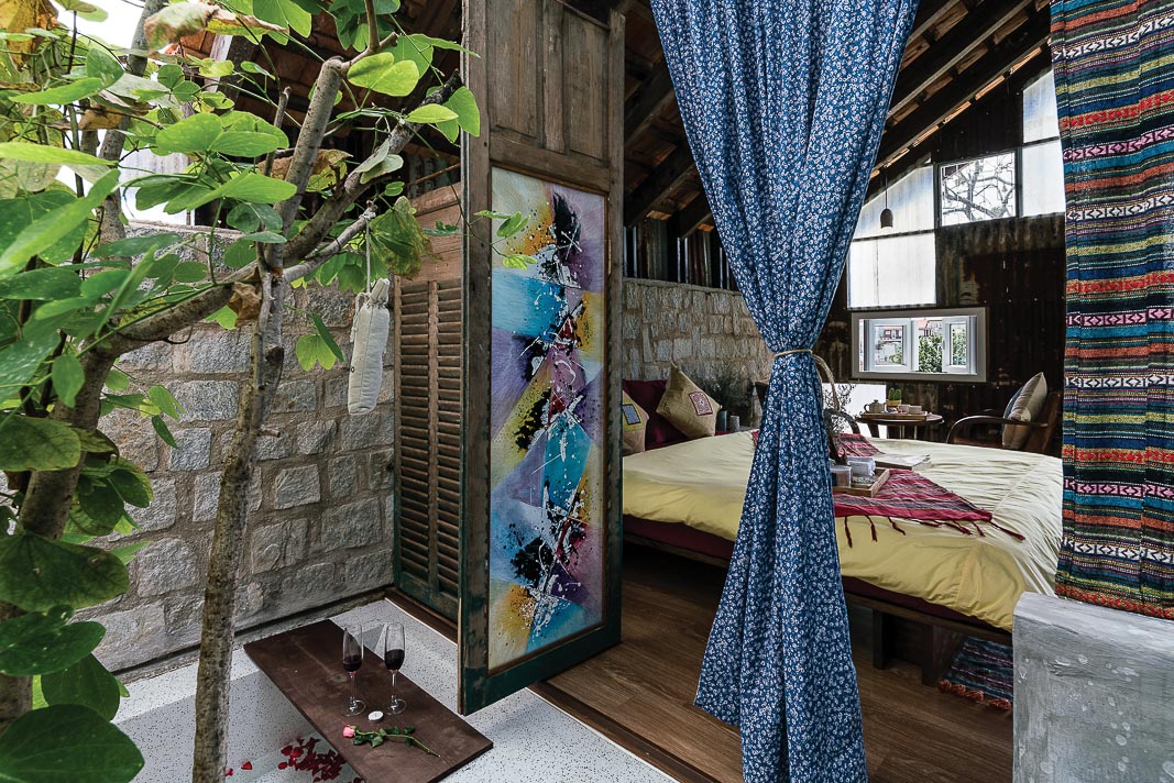 Khối ngủ kết nối với các chức năng còn lại: góc ngồi mở tầm nhìn ra vườn, phòng tắm chỉ ngăn cách với khối ngủ bằng một lớp rèm vải, màu sắc và hoa văn thổ cẩm chính là yếu tố đem lại cảm giác thú vị cho khách lưu trú 3
